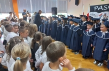 Pasowanie na uczniow przez dyrektora szkoly.