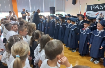 Pasowanie na uczniow przez dyrektora szkoly.