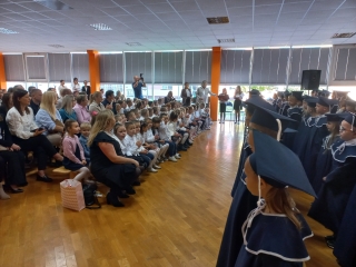 Dzieci szescioletnie w szkole podczas uroczystosci pasowania na ucznia.