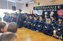 Przedszkolaki ogladaja wystep uczniow klasy pierwszej.