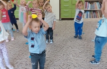 1. Dzieci biora udzial w zabawie ruchowej.