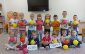 3. Zdjecie grupowe z balonowymi jablkami