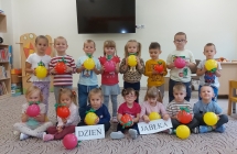 3. Zdjecie grupowe z balonowymi jablkami