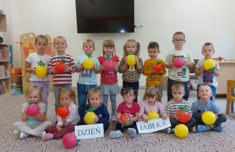 3. Zdjecie grupowe z balonowymi jablkami