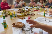 Dzieci przyklejaja listki