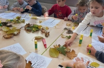 Dzieci wykonuja prace plastyczna