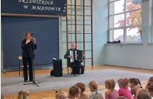 Dzieci sluchaja mistrzyni gry na fletni Pana.