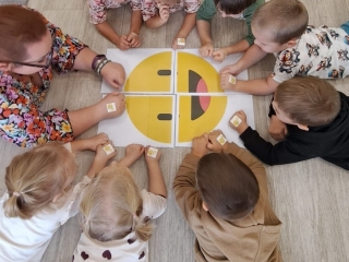 Ukladanie puzzli z usmiechnietej Buzki - grupa SOWKI
