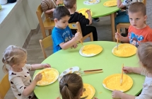 SOWKI tworza usmiechnieta buzke z farb na talerzykach papierowych