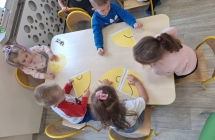 dzieci ukladaja buzie