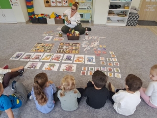 Wyjasnianie SOWKOM na dywanie czym jest spizarnia i co sie w niej znajduje