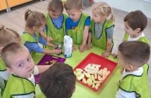 Wsypywanie cukru do kompotu przez SOWKI