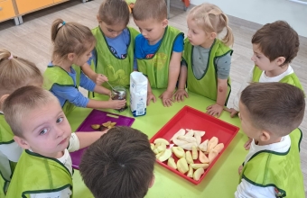 Wsypywanie cukru do kompotu przez SOWKI