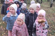 Sowki znalazly duzego prawdziwka na wycieczce w lesie