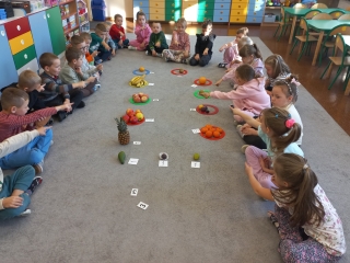 Dzieci z gr. IX podczas zajec matematycznych z owocami.