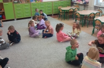 Dzieci wspolnie w parach sie rozsmieszaja