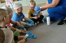 Pani pielegniarka pokazuje jak pobiera sie krew