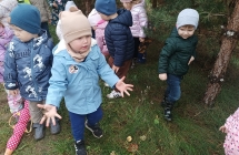 Dzieci szukaja darow jesieni