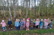 dzieci obserwuja przyrode