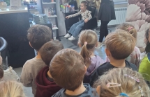 Pani fryzjerka pokazuje urzadzenia fryzjerskie