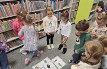 Dzieci odnajduja obrazki ze  zwierzetami zapadajacymi w sen zimowy