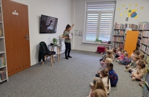 Pani bibliotekarka czyta dzieciom opowiadanie