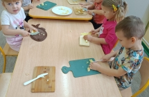 Dzieci krojace owoce - grupa X