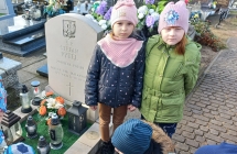 Dzieci przy grobie zolnierza polskiego.
