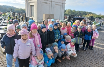 Szesciolatki z gr. VIII i IX na cmentarzu.