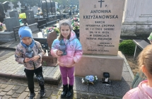 Przedszkolaki podczas zapalania zniczy.