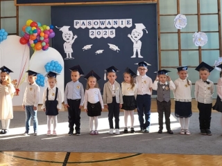 Dzieci z gruy VII Wiewioreczki w biretach podczas uroczystosci pasowania.