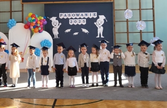 Dzieci z gruy VII Wiewioreczki w biretach podczas uroczystosci pasowania.