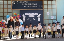 Uroczystosc Pasowania na Przedszkolaka w grupie VII Wiewioreczki. Dzieci wraz z Paniami oraz Pania Dyrektor pozuja do wspolnego zdjecia.