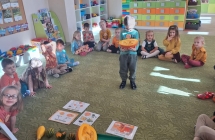 Dzieci poznaja budowe dyni