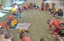 Dzieci licza pestki dyni