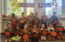 Dzien Dyni w grupie Wiewioreczki. Dzieci prezentuja wykonane przez siebie prace plastyczne z wykorzystaniem rosnacych mas.