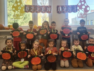 Dzien Dyni w grupie Wiewioreczki. Dzieci prezentuja wykonane przez siebie prace plastyczne z wykorzystaniem rosnacych mas.