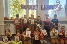 Dziedci z dyplomami i medalami z audzial w zabawach z okazji Dnia Dyni.