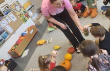 Dzieci probuja pestek dyni.