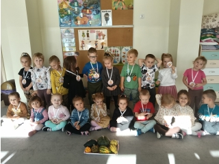 Wspolna fotografia z medalami na Dzien Dyni