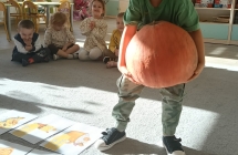 Dzieci sprawdzaja ciezar dyni