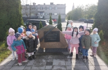 2. Zdjecie grupowe dzieci przy pomniku.