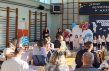 Uroczyste pasowanie na Przedszkolaka dzieci z grupy VII. Rodzice ogladaja wystepy.