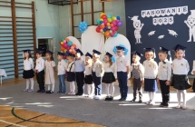 Dzieci skladaja uroczyste przyczenie.