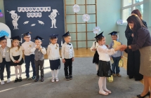 Pani Dyrektor wraz z wychowawca grupy wreczaja dzieciom pamiatkowe dyplomy i drobne upominki.