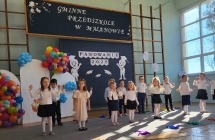 Dzieci spiewaja piosenke z pokazywaniem.