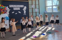 Dziec i tancza i spiewaja.