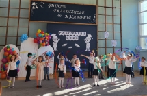 Dziec i tancza ze wstazkami.