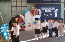 Chlopiec sklada odcisk paluszka na pamiatkowej ksiedze.