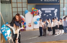 Symboliczne zlozenie odcisku palca na pamiatkowej ksiedze podczas pasowania.